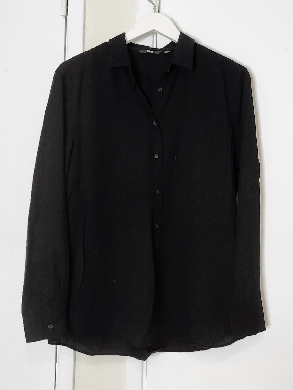 Uniqlo Womes Black Long-Sleeve Button Down Shirt